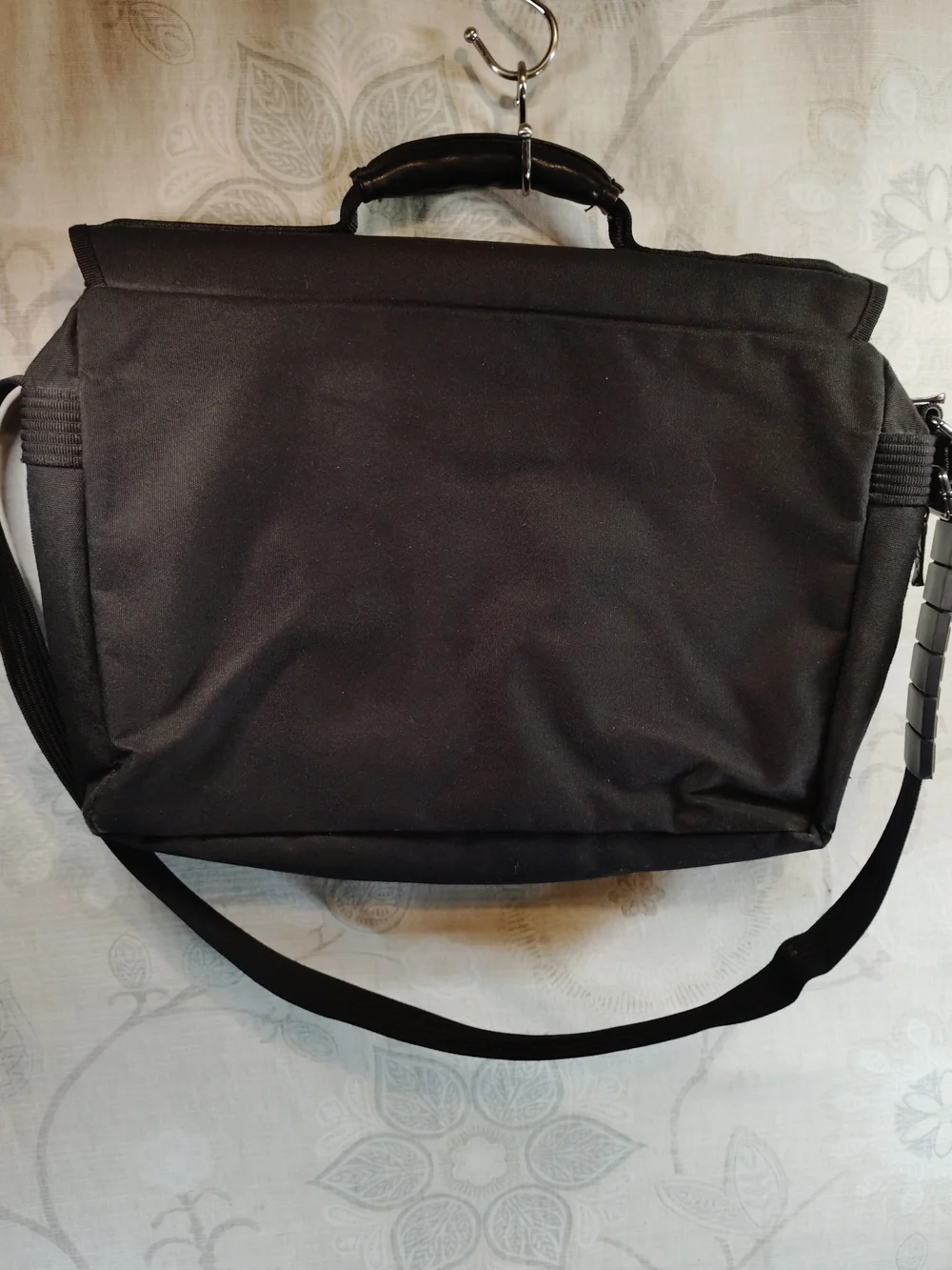 Avenue America Classic Black Messenger Bag - Durable Everyday Briefcase
